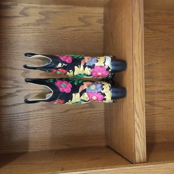 Boots - Picture 3 of 7